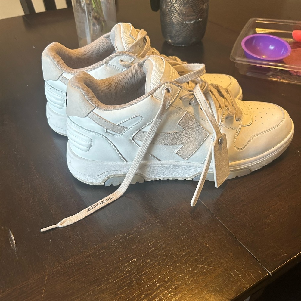 OFF WHITE OUT OF OFFICE